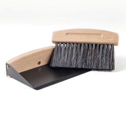 Tischkehrset aus Holz und Metall – Hochwertiger Besen mit Kehrschaufel Set für Arbeitsflächen, mini Handfeger und Schaufel magnetisch, Tischbürste, Tischbesen Angebot bei HelloDeals