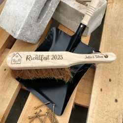 LaBiGra Handfeger und Kehrschaufel personalisiert - Richtfest Geschenk - Mit Haus, Wunschtext, Namen & Datum graviert- Hauseinweihung, Einweihnungsparty Angebot bei HelloDeals