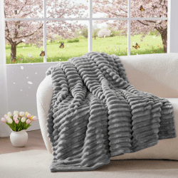 BEDELITE Kuscheldecke Flauschig Decke 150x200 - weiche XL Flanell Decken Grau für Couch, Deko Streifen Cord Fleecedecke als Couch Überwurf für Wohnzimmer, Twin Blanket Wide Use 01 - Grau 150 x 200 cm Angebot bei HelloDeals