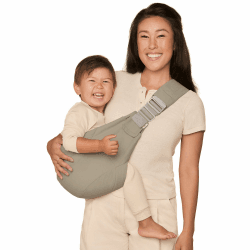 Ergobaby Upsie Sling Babyhüfttrage, Ergonomische Hüfttrage für Babys und Kleinkinder ab 6 Monaten (7,7-20,4 kg), spontanes Wechseln zwischen Laufen und Getragenwerden, Soft Olive Angebot bei HelloDeals
