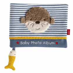 Fehn Fotoalbum Otter – Entdecken, Forschen, Fühlen: Mit dem Stoff-Fotoalbum spielerisch Gesichter merken und Namen lernen, für Babys und Kleinkinder ab 0+ Monaten Angebot bei HelloDeals