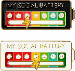 2 Stück Social Battery Pin Lustige soziale Batterie-Pins für Selbstausdruck Modisches Accessoire Emaille-Pins für Rucksäcke Jacken und Hüte（A,B,C,D） Angebot bei HelloDeals