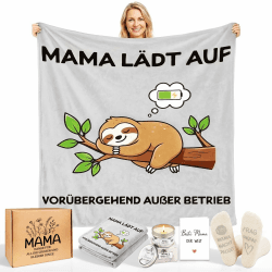 Muttertagsgeschenk Set für Mama – Kuscheldecke mit Spruch „Mama lädt auf“, Duftkerze, Socken, Grußkarte & Geschenkbox – Lustiges & liebevolles Geschenk für Mama zum Geburtstag Muttertag Weihnachten Angebot bei HelloDeals
