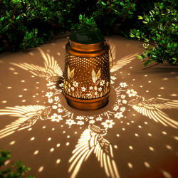Geschenke für Frauen, Mama, Oma – Kolibri Solarlampen für Außen, Wasserdichte Garten Deko, Hängende LED Metall Laterne für Terrasse, Hof, Rasen, Vorgarten, Veranda – Gartengeschenke Angebot bei HelloDeals