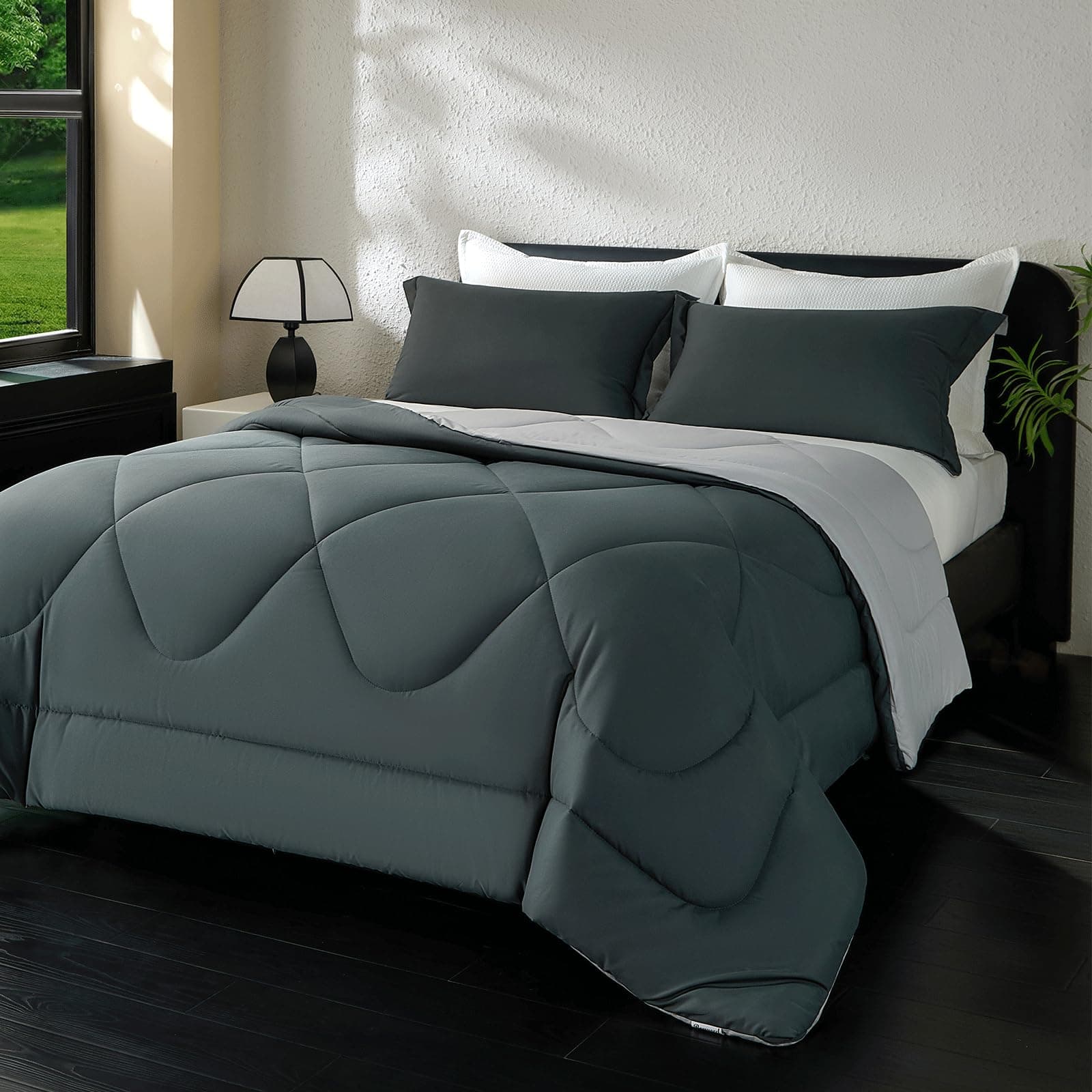 beeweed Bettdecke 240x260 Ganzjahresdecke Wende-Steppdecke Oeko-TEX Zertifiziert 300GSM 4 Jahreszeiten Bettdecken Duvet 240x260cm Weiche Mikrofaser Schlafdecke mit Kissenbezüge 240 x 260 cm Kohlen Grau/Hellgrau Angebot bei HelloDeals