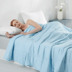 Elegear Kühldecke Kühlende Sommerdecke, Japanische Arc-Chill 3.0 Q-MAX>0,5 Kühlfasern, Körperwärme Aufnehmen für Besseren Schlaf, Leichte Antiallergisch Kühlende Bettdecke, 200x220CM Blau und Grau Blau und Grau 200 x 220 cm Angebot bei HelloDeals