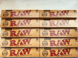 RAW 10er Pack Raw Paper RAW King Size Slim Blättchen 10 Heftchen = 320 Blättchen ITK Trade Angebot bei HelloDeals