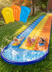 Sloosh 18ft/548cm Dreispurige Rutschbahn mit 3 Bodyboards, Rasen-Wasserrutsche mit Sprinkler für Kinder und Erwachsene, Außen-Wasserspielzeug für Sommer-Spaß 548.6cm Angebot bei HelloDeals