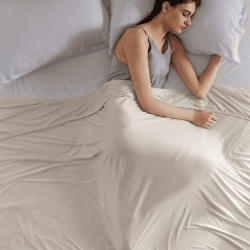 BEDSURE Kühldecke Kühlende Decke für Sommer - Sommerdecke Leichte Kühlfasern mit Arc-Chill Q-Max>0.4, Kühldecke Bett Selbstkühlende für Heißschläfer Nachtschweiß, Kuscheldecke 150x200 cm, Beige Beige 150 x 200 cm Angebot bei HelloDeals