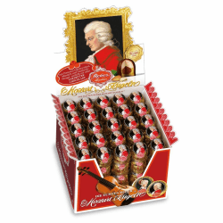 Reber Mozart-Kugeln, 100er Aufstellkarton, Kugeln aus Zartbitter-Schokolade, Gefüllt mit Pistazien-Marzipan, Mandeln und Haselnuss-Nougat, 2kg (100 Stück) Schokolade 1 x 100 Stück Angebot bei HelloDeals