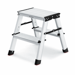 SONGMICS Leiter, Trittleiter, Aluleiter mit 2 rutschfesten Stufen, klappbar, Stehleiter, Mehrzweckleiter, bis 150 kg belastbar, Silbergrau-tintenschwarz GLT012E01 2 Stufen (45T x 35.5B x 38H cm) Angebot bei HelloDeals
