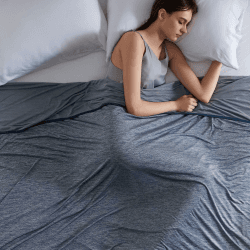 BEDSURE Kühldecke Kühlende Decke für Sommer - Sommerdecke Leichte Kühlfasern mit Arc-Chill Q-Max>0.4, Kühldecke Bett Selbstkühlende für Heißschläfer Nachtschweiß, Kuscheldecke 220x240 cm, Hellblau Blau 220 x 240 cm Angebot bei HelloDeals