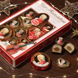 Reber, Die Feinsten, 12er Packung, Gemischte Kugeln aus Zartbitter- Alpenmich- Schokolade, Pasteten und Mozart Herz'l, Gefüllt mit Pistazien-Marzipan, Mandeln und Haselnuss-Nougat, 218g (12 Stück) Gemischte Kugeln Original 12 Stück Angebot bei HelloDeals