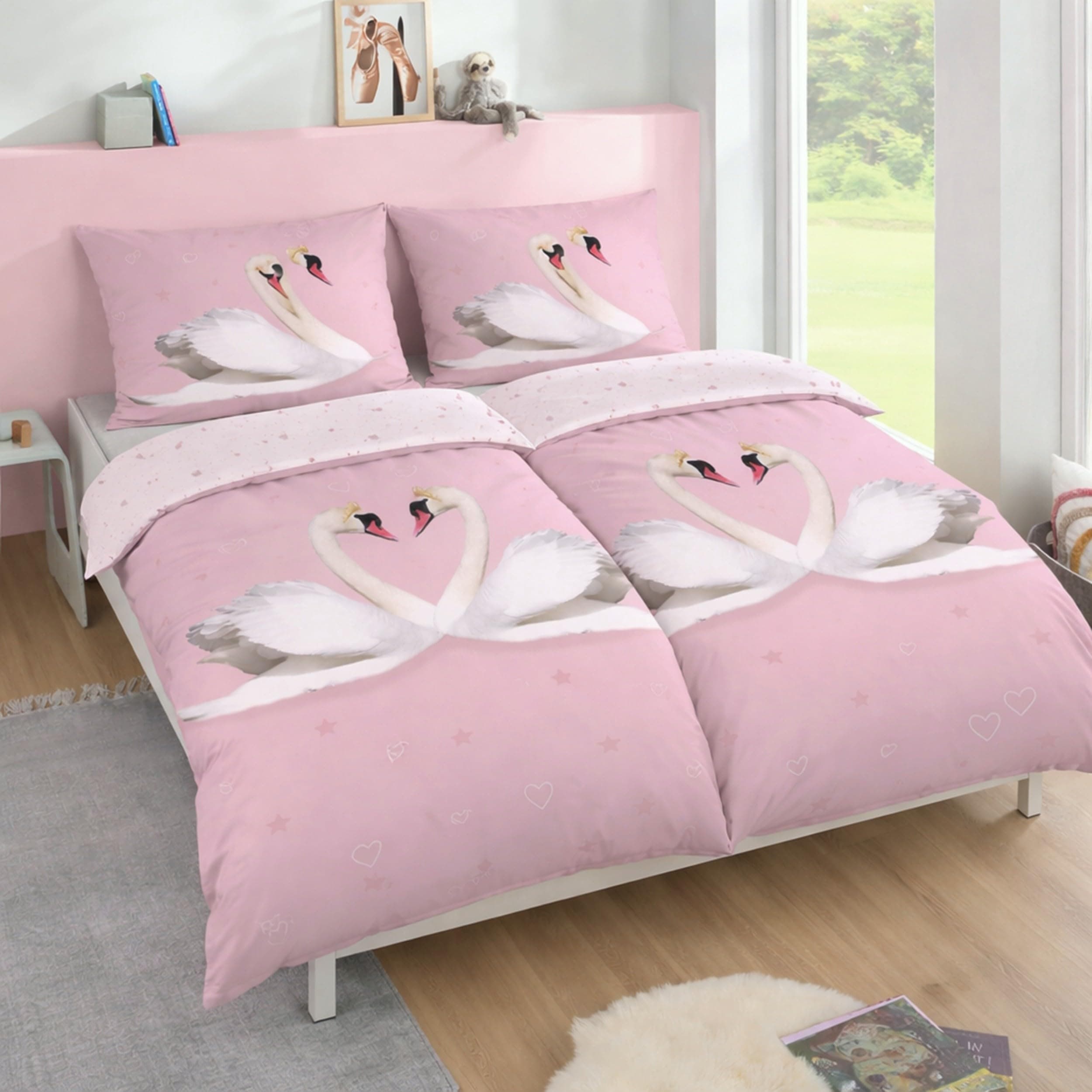 Familando – Schwan Partner Bettwäsche-Set (4-teilig) – 2X Decken- & 2X Kissenbezug 135x200 cm & 80x80 cm mit Reißverschluss – 100% Baumwolle – Swan in Love – Öko-TEX Zertifiziert Angebot bei HelloDeals