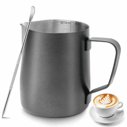 Milchkännchen-350ml/12oz Milchkanne Edelstahl mit Messung Mark Und Latte Art Pen, Kaffee Creamer Milch Aufschäumer Kännchen Tasse für Cappuccino, Espresso, Latte, Perfekt für Kaffeeliebhabe(Schwarz) Schwarz 350 ml Angebot bei HelloDeals