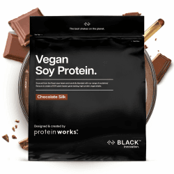 Protein Works | Veganes Soja Protein - Black, Chocolate Silk, 1kg | Soja Isolat Eiweißpulver, Veganes Protein Pulver, fettarm, ohne Zuckerzusatz, 27g Protein, 100% pflanzlich, 33 Portionen Schokolade 1kg Angebot bei HelloDeals