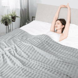 Elegear Kühldecke kühlende Sommerdecke, Arc-Chill 3.0 2in1 doppelseitige | Selbstkühlende Decke für Menschen, Q-Max>0,5, für Besseren Schlaf Antiallergie Atmungsaktive Weiche Reisedecke 200x220cm Gestreift Hellgrau 200x220cm Angebot bei HelloDeals