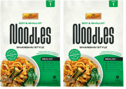 Lee Kum Kee Soja & Schalotten Nudel Meal Kit, Shanghai Style messergeschnittene Nudeln mit gewürzter Sojasauce, Schalottenöl und Umami-Pilzpulver, ideal als schnelle Mahlzeit für eine Person, 1x 113 g 113g (2er Pack) Angebot bei HelloDeals