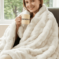 ORINOVA Flauschige Decke Beige 130x150 cm Kunstfell Kuscheldecke Flauschig Felldecke Warm Decken Plüschdecke Sofadecke Kuschelig Wohndecke Bett Fleecedecke Beige 127x152 cm Angebot bei HelloDeals