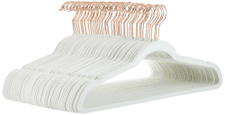 Amazon Basics Kleiderbügel aus Samt für Anzüge, schmal, Elfenbein/Roségold, rutschfest, 50er-Pack Elfenbein/Roségold 50er-Pack ohne Krawattenbügel Angebot bei HelloDeals