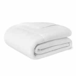 Amazon Basics Bettdecke Ganzjahr 300 GSM - Hypoallergene Steppdecke mit Daunenalternative Füllung, 220 x 240 cm, Weiß Angebot bei HelloDeals