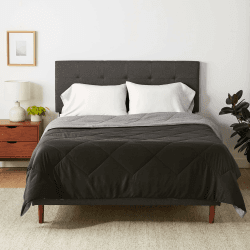 Amazon Basics Wendbare Steppdecke aus Mikrofaser, Waschbare Bettdecke ohne Bezug, Ganzjahresdecke mit Diamant-Steppnaht, 140cm x 200cm, Grau/Schwarz 140 x 200 cm Grau/Schwarz Angebot bei HelloDeals
