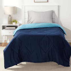 Amazon Basics Wendbare Steppdecke aus Mikrofaser, Waschbare Bettdecke ohne Bezug, Ganzjahresdecke mit Diamant-Steppnaht, 135cm x 200cm, Marineblau/Himmelblau 135x200 cm Marineblau/Himmelblau Angebot bei HelloDeals