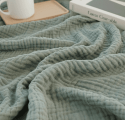 KyraHome Überwurfdecke aus 100% Bio-Musselin-Baumwolle für Couch, Männer, Frauen, Sofa, 4 Schichten, gemütlich, leichte Decke für alle Jahreszeiten (152.4x203.2 cm Altersgrün) Salbeigrün Large Throw Angebot bei HelloDeals