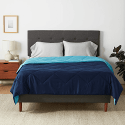 Amazon Basics Wendbare Steppdecke aus Mikrofaser, Waschbare Bettdecke ohne Bezug, Ganzjahresdecke mit Diamant-Steppnaht, 220cm x 240cm, Marineblau/Himmelblau 220x240 cm Marineblau/Himmelblau Angebot bei HelloDeals