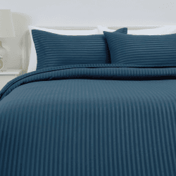 Amazon Basics Bettwäsche 240x220 3teilig Mikrofaser, Bettbezug 240 x 220 cm & 2 Kissenbezüge 50 x 80 cm, mit Druckknöpfen, Marineblau, Gestreift Angebot bei HelloDeals