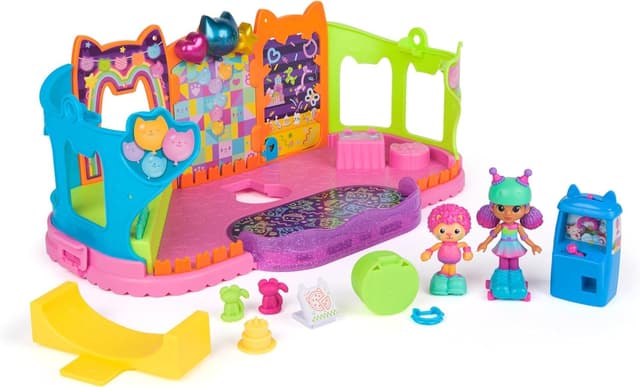 Gabby’s Dollhouse, Partyraum Spielset, Skate-Park Dachgeschoss Zimmer mit Gabby und Marty-Figur, Möbeln und Zubehörteilen, ab 3 Jahren