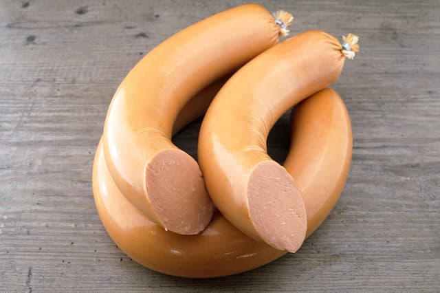 Food-United Mettwurst im Ring 750 g mit Rum- und Honignote besonders streichfähig mit vollmundigem Geschmack nach eintägigem Kaltrauchverfahren auf Buchenholz