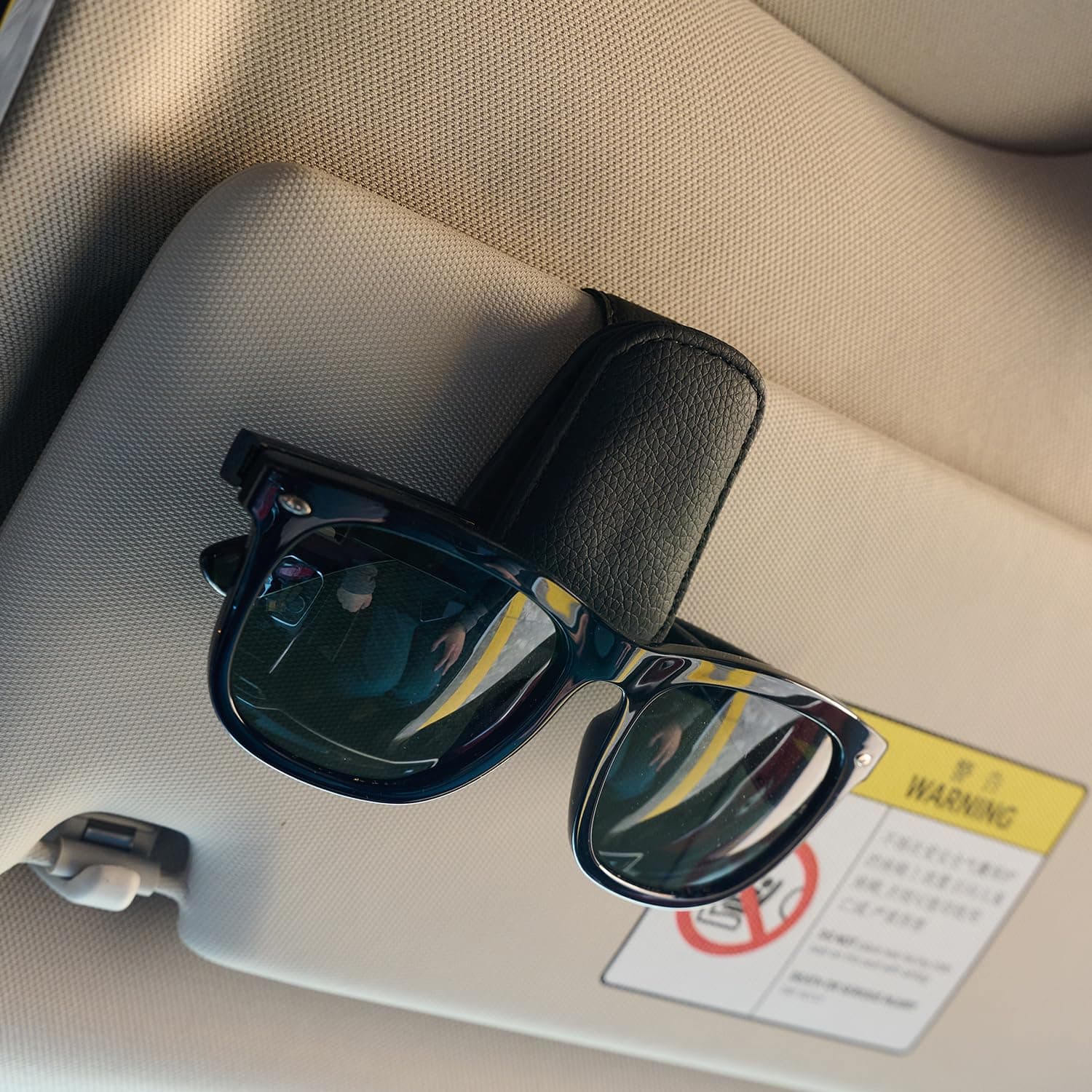 Sonnenbrillenhalter aus Leder für Autovisier - stilvolles Unisex-Geschenk für Männer - langlebiger Brillenclip mit kompaktem Design (schwarz)