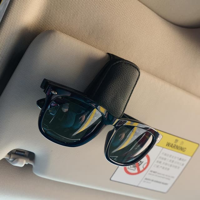 Sonnenbrillenhalter aus Leder für Autovisier - stilvolles Unisex-Geschenk für Männer - langlebiger Brillenclip mit kompaktem Design (schwarz)