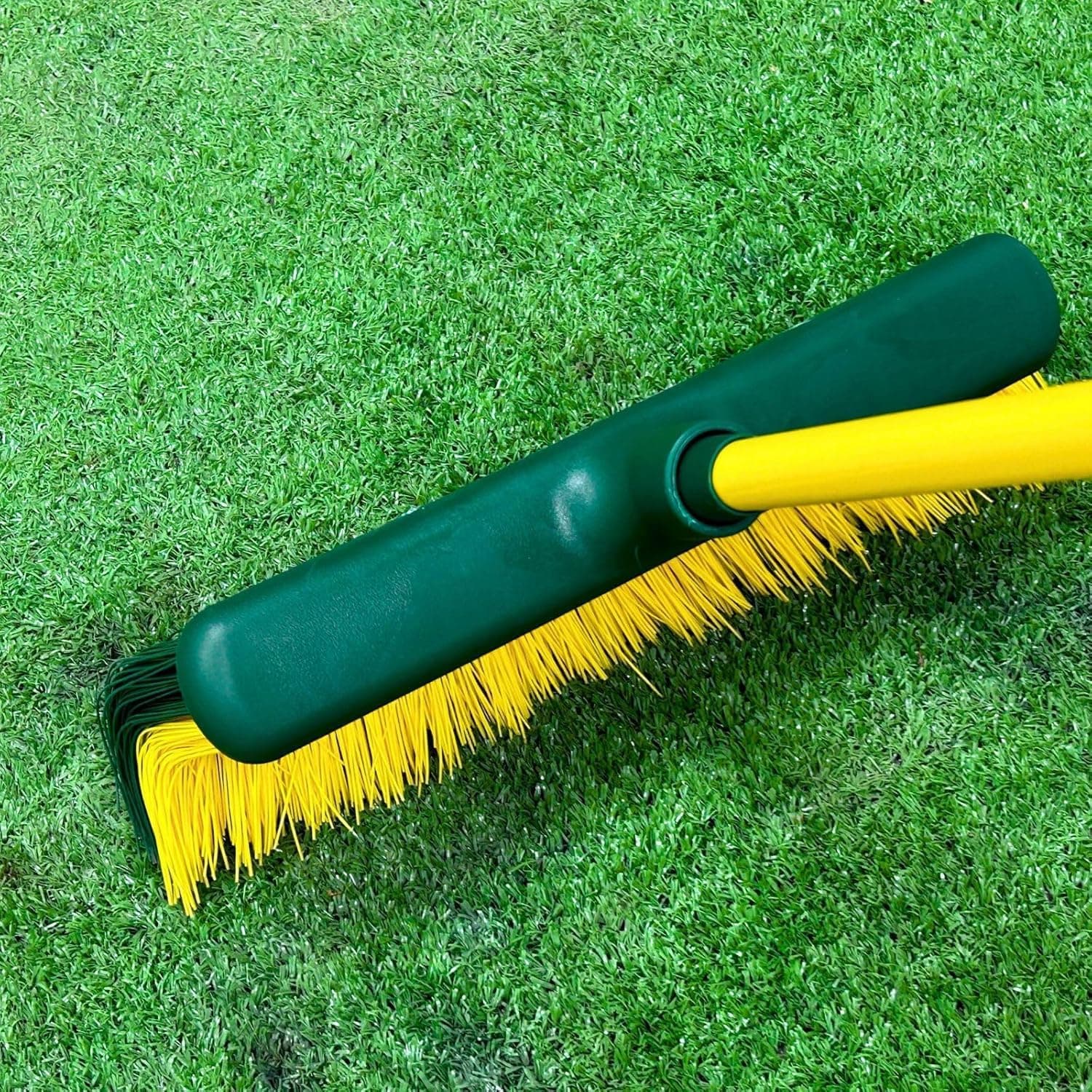 PLANTAWA Kunstrasen Besen | für die gründliche Reinigung von Kunstrasen und Straßen | strapazierfähig langlebig ergonomisch leicht zu bedienen | ideal für den Garten Balkon und Außenbereiche Angebot bei HelloDeals
