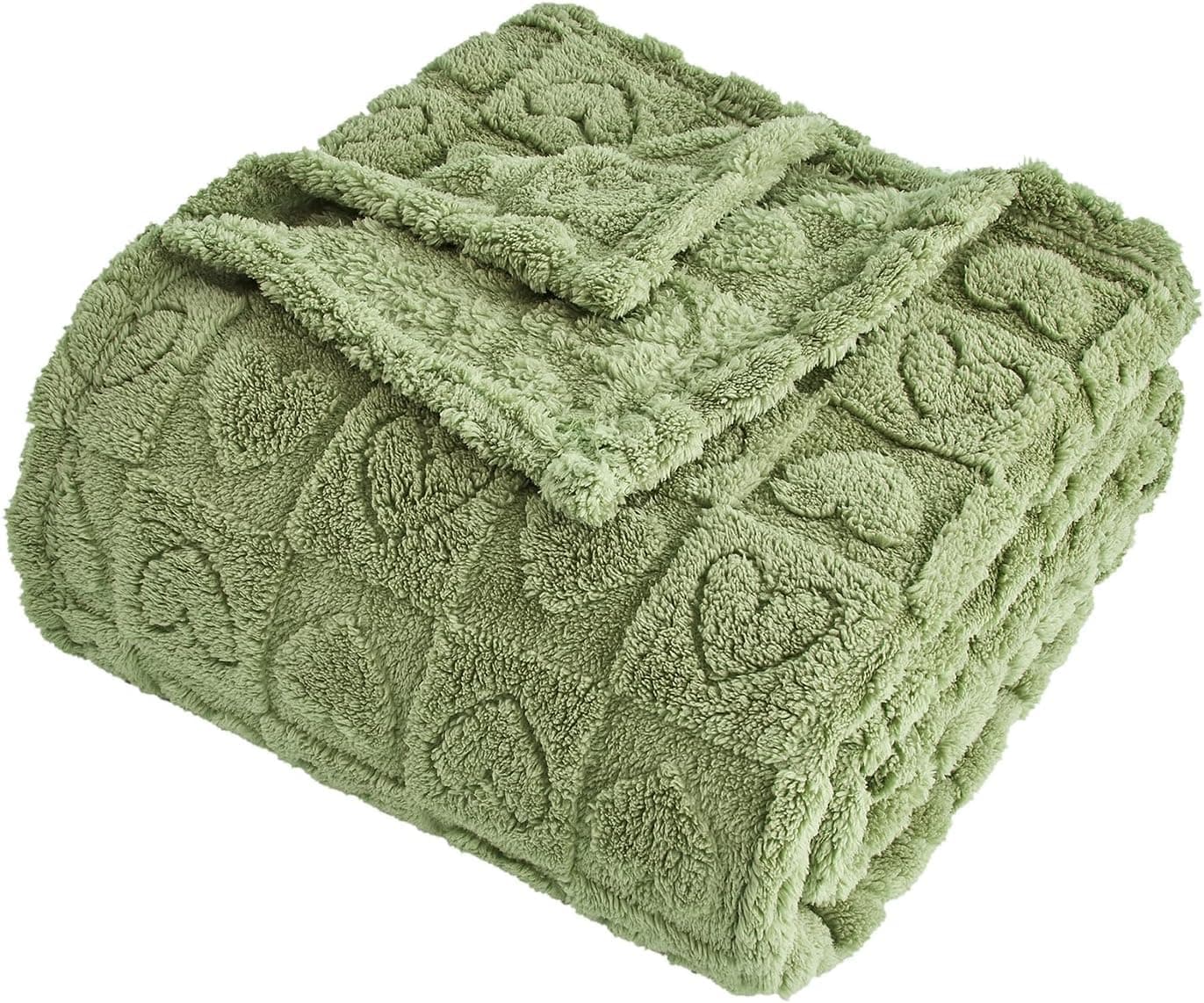 FY FIBER HOUSE Throw Blankets with Heart Checkered,Soft Warm Blankets for Lover Mom Father Gifts,Washable Lightweight Fuzzy Blanket for Couch Sofa Bed Office All Season(Sage Green,50"x60") Salbeigrün 130 x 150 cm Angebot bei HelloDeals