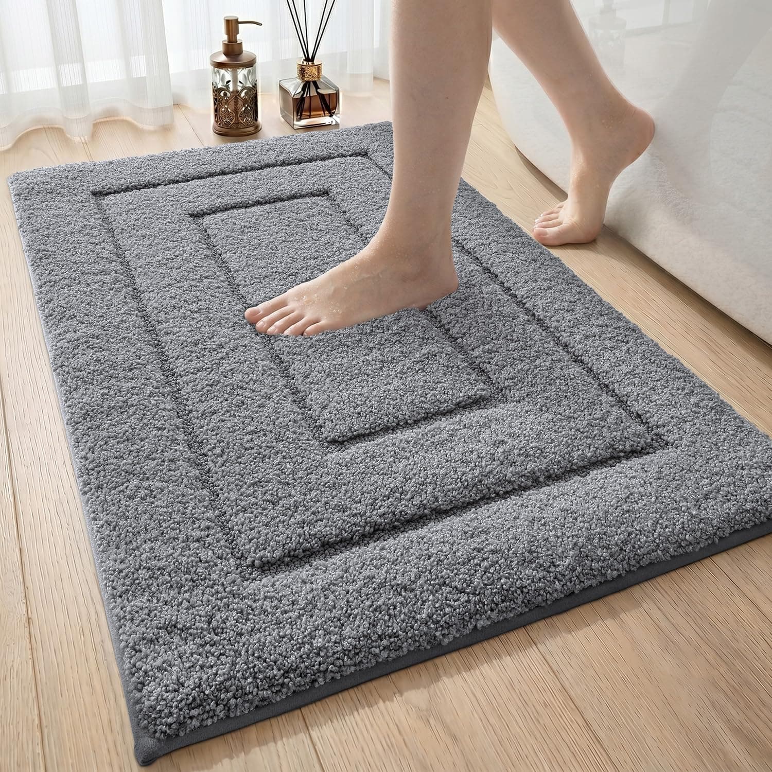 DEXI Badematte rutschfeste, weicher Mikrofaser Badezimmerteppich, saugfähiger Badteppich, maschinenwaschbar Badvorleger für Dusche, Badewanne und Toilette, Grau, 40 x 60 cm 40 x 60 cm (Rechteckig) Grau Angebot bei HelloDeals