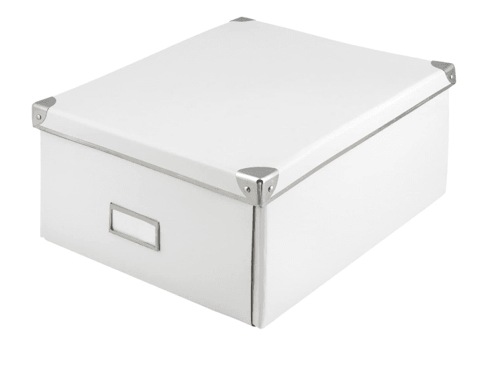 Idena 10519 - Aufbewahrungsbox aus festem Karton, Deckel mit verstärkten Kanten aus Metall, Allzweck-Box in Weiß inklusive Beschriftungsfeld, für Ordnung im Haushalt, Büro und Arbeitszimme weiß 36 x 28 x 17 cm Angebot bei HelloDeals