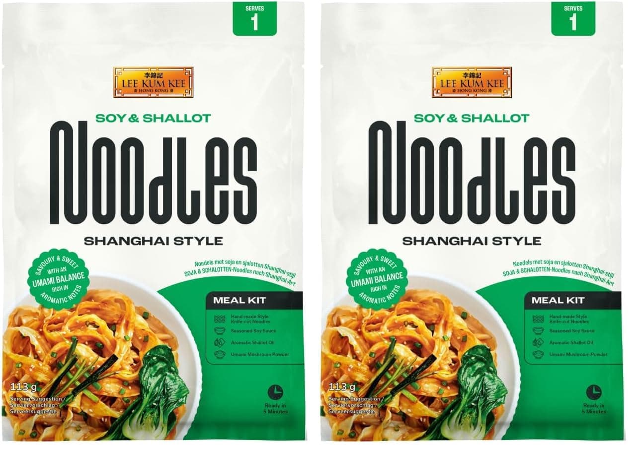 Lee Kum Kee Soja & Schalotten Nudel Meal Kit, Shanghai Style messergeschnittene Nudeln mit gewürzter Sojasauce, Schalottenöl und Umami-Pilzpulver, ideal als schnelle Mahlzeit für eine Person, 1x 113 g 113g (2er Pack) Angebot bei HelloDeals